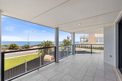 Wine Region Coastal Retreat on The Esplanade