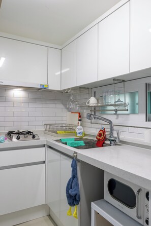 Private kitchen - Cozy Romantic Studio with Private Terrace near Gyeongui Line Forest Park (Seoul)