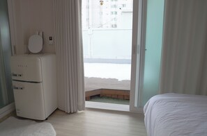 1 bedroom, WiFi - Cozy Romantic Studio with Private Terrace near Gyeongui Line Forest Park (Seoul)