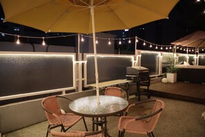Outdoor dining - Cozy Romantic Studio with Private Terrace near Gyeongui Line Forest Park (Seoul)
