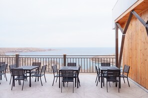 Outdoor dining - Ton Azure Hotel (Tong)