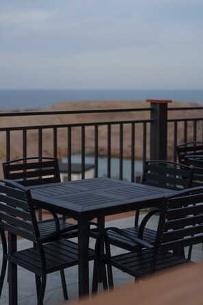 Outdoor dining - Ton Azure Hotel (Tong)