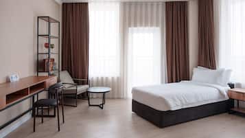 Quarto duplo conforto, vista para o lago | Roupas de cama antialérgicas, escrivaninha