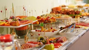 Un bufé con diversas opciones de comida y bebidas.