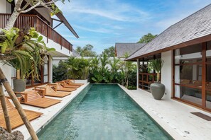 Hồ bơi ngoài trời, ghế dài tắm nắng 