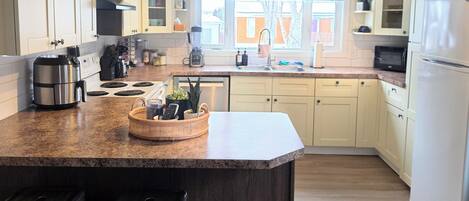 Refrigerador, microondas, horno y parrilla de estufa