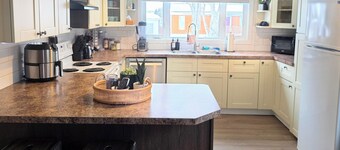 Cozy Corner✿ Charming 2-Level Home Near Red Deer •1K+2Q+Modular Couch •Yard &BBQ