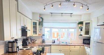 Cozy Corner✿ Charming 2-Level Home Near Red Deer •1K+2Q+Modular Couch •Yard &BBQ