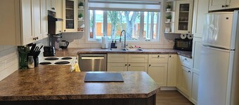 NO Clean Fee• Cozy Home•1K+2Q•New Modular Couch that can arrange to bed•Yard+BBQ