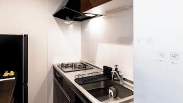 Comfort Twin Room | Private kitchen | Fridge, microwave, oven, stovetop