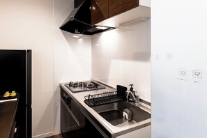 Habitación Confort con 2 camas individuales | Cocina privada | Refrigerador, microondas, horno y parrilla de estufa 