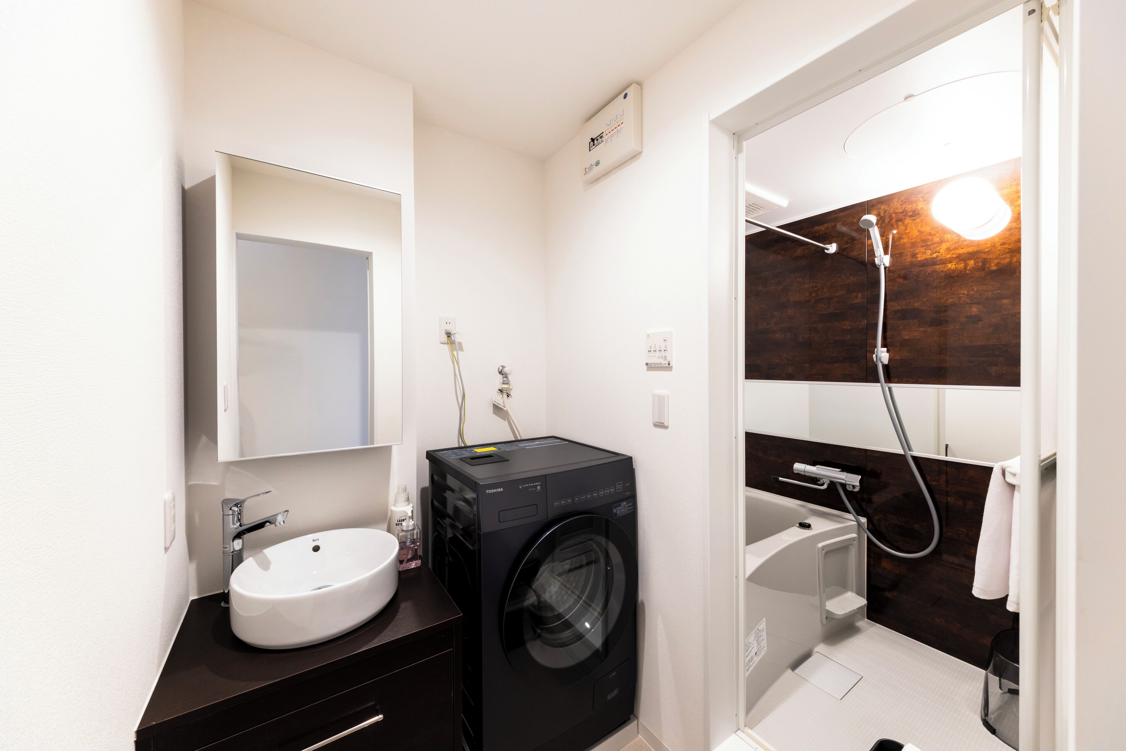 Comfort Triple Room | Bathroom | Combined shower/tub, hair dryer, towels, shampoo
