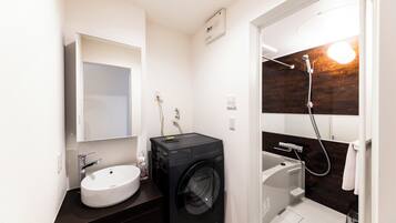 Comfort Triple Room | Bathroom | Combined shower/tub, hair dryer, towels, shampoo