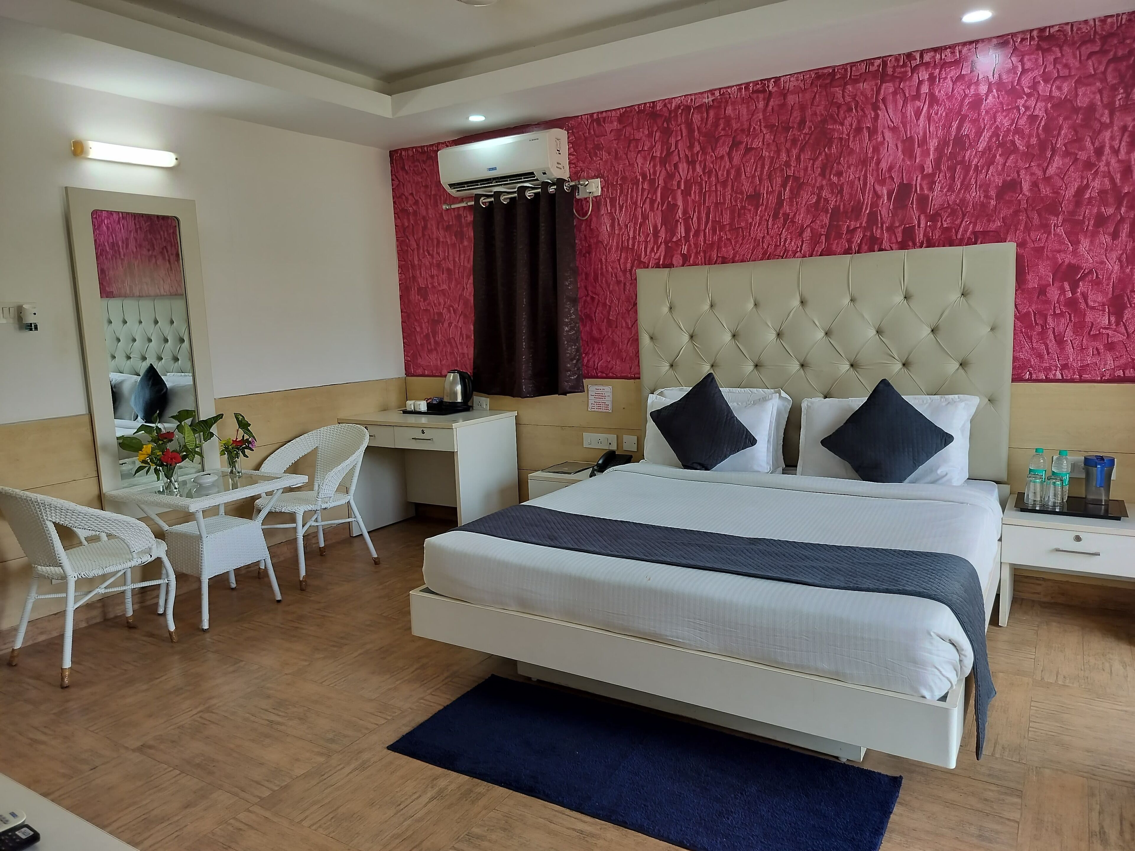 Luxe tweepersoonskamer, balkon, uitzicht op rivier | Geluiddichte muren, gratis wifi