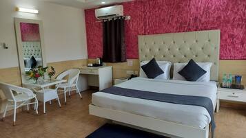 Luxe tweepersoonskamer, balkon, uitzicht op rivier | Geluiddichte muren, gratis wifi