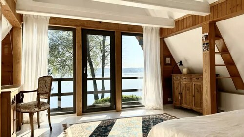 Holiday Villa With Sauna, on the Shore of the Lake