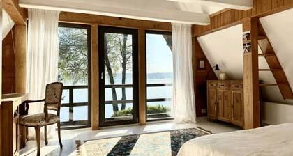 Holiday Villa With Sauna, on the Shore of the Lake