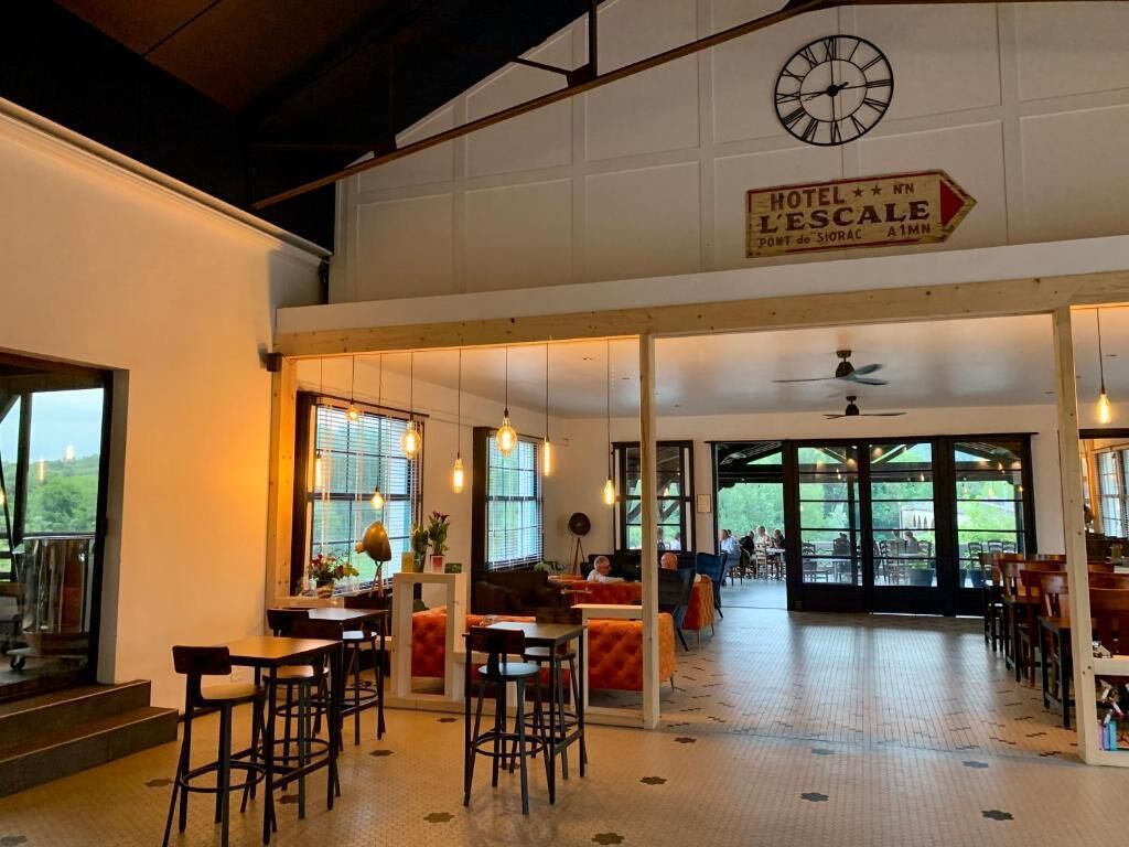 Chambre triple, vue sur le jardin | Restauration | Dîner et souper servis sur place