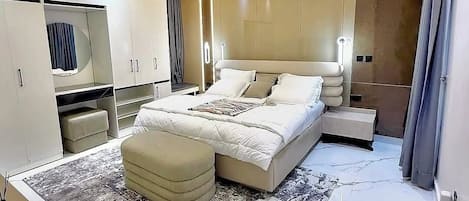 Deluxe Room, Balcony, City View | Desk, laptop workspace, soundproofing, free WiFi