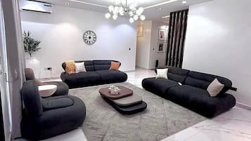 Deluxe Room, Balcony, City View | Living area