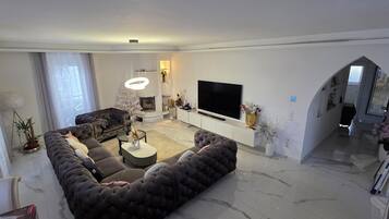 Smart-TV, Kamin, Videospiele, DVD-Player