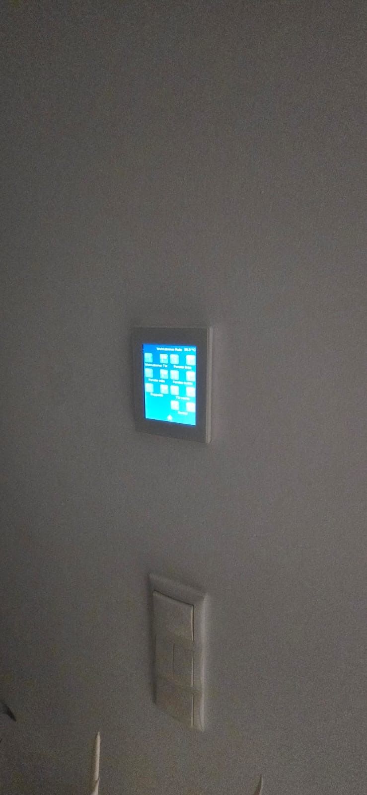 Termostato fijado a la pared con pantalla digital.