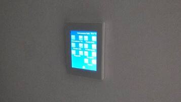 Termostato fijado a la pared con pantalla digital.