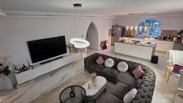 Smart-TV, Kamin, Videospiele, DVD-Player