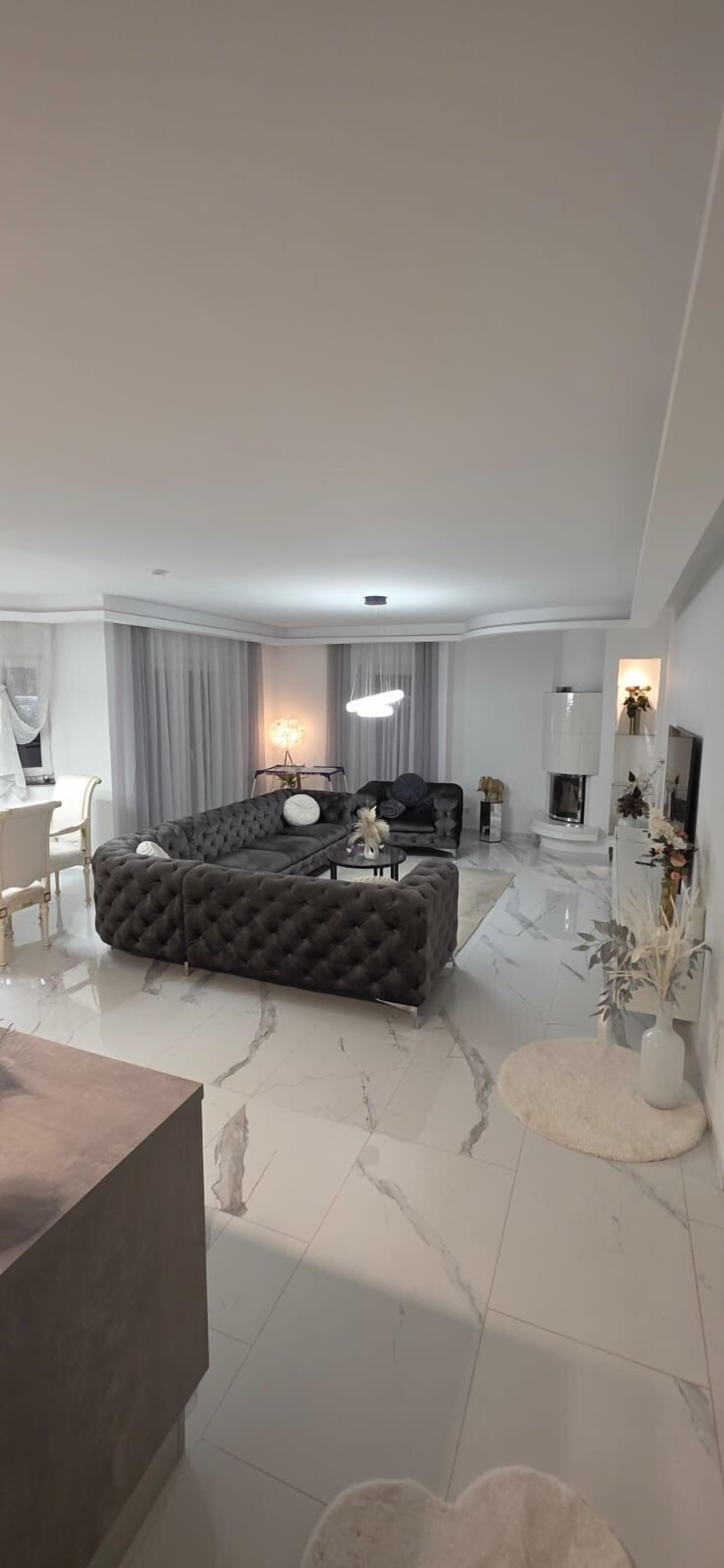 Älytelevisio, takka, videopelejä, DVD-soitin