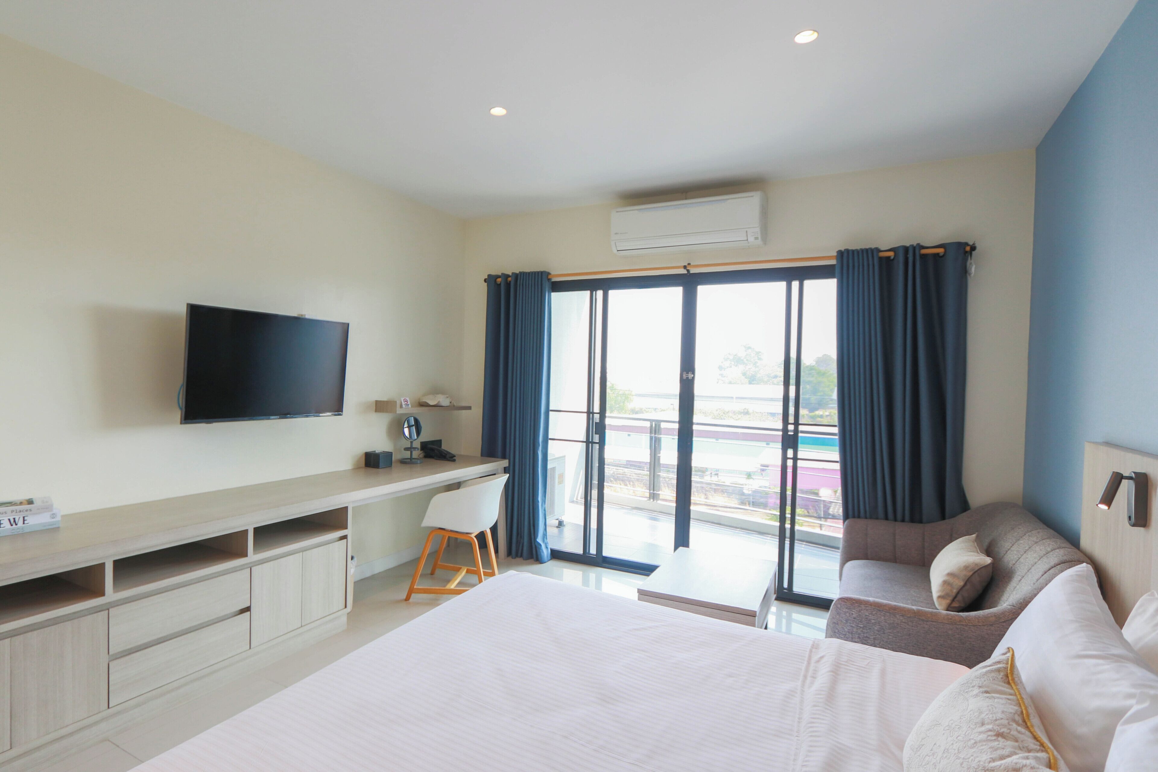 Deluxe Studio | Blackout drapes, free WiFi, bed sheets