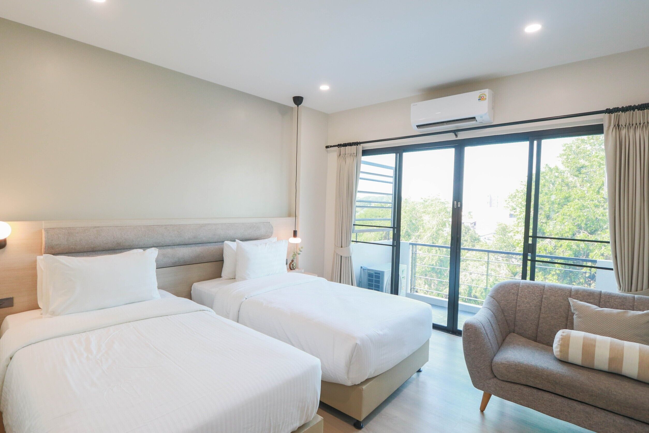 Superior-værelse med dobbeltseng eller 2 enkeltsenge | Skrivebord, arbejdsområde til bærbare computere, mørklægningsgardiner