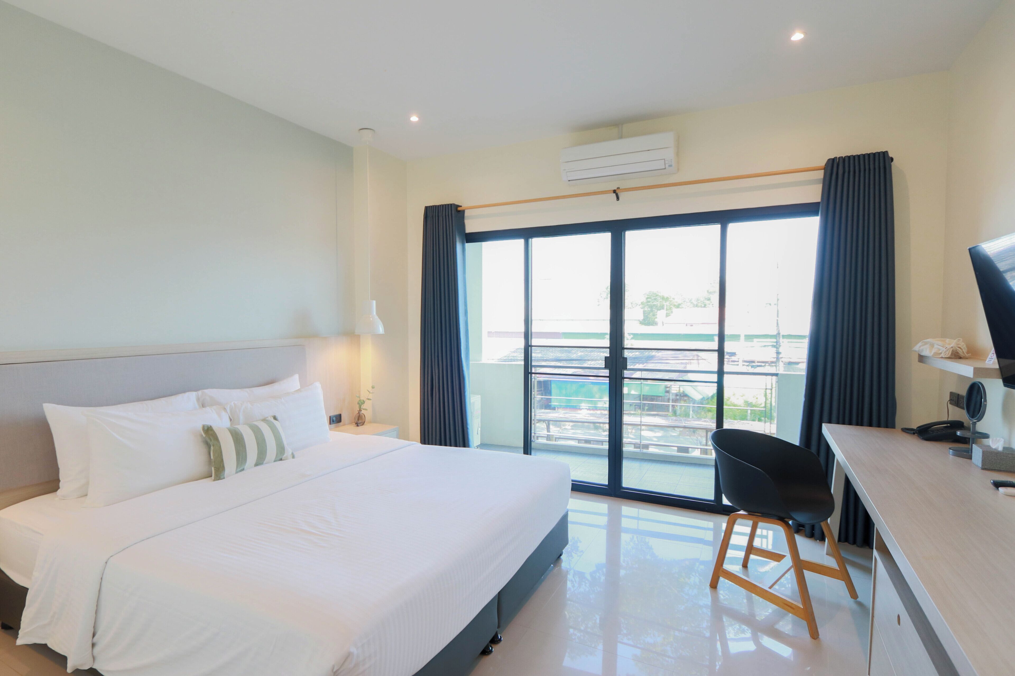 Superior Studio, 1 King Bed | Blackout drapes, free WiFi, bed sheets
