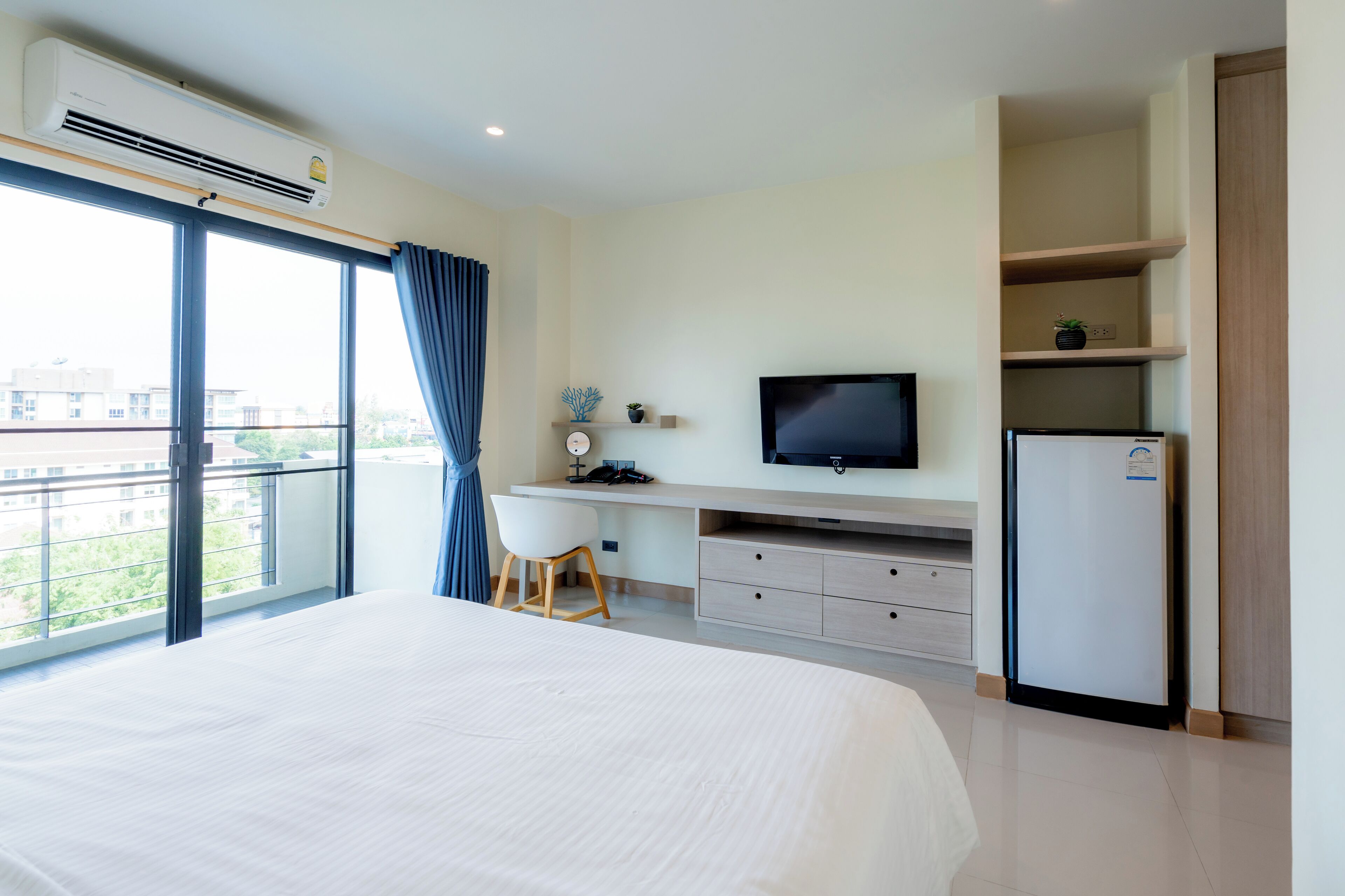 Studio Superior - utsikt mot staden | Skrivbord, arbetsyta för laptop, mörkläggningsgardiner och gratis wi-fi