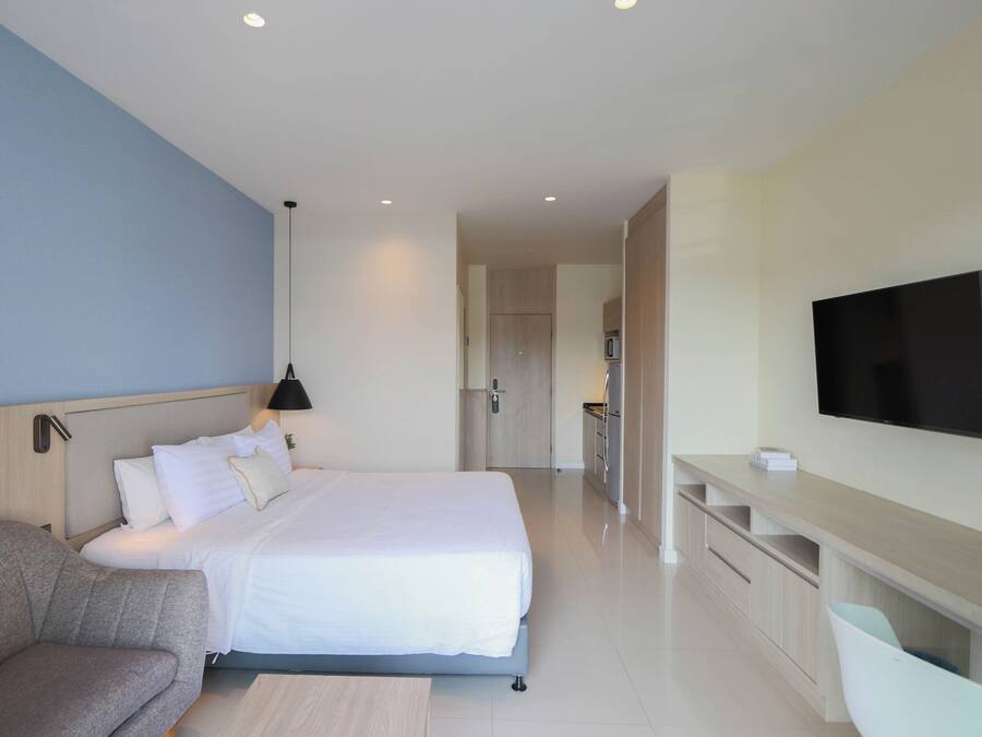 Deluxe Studio | Blackout curtains, free WiFi, bed sheets