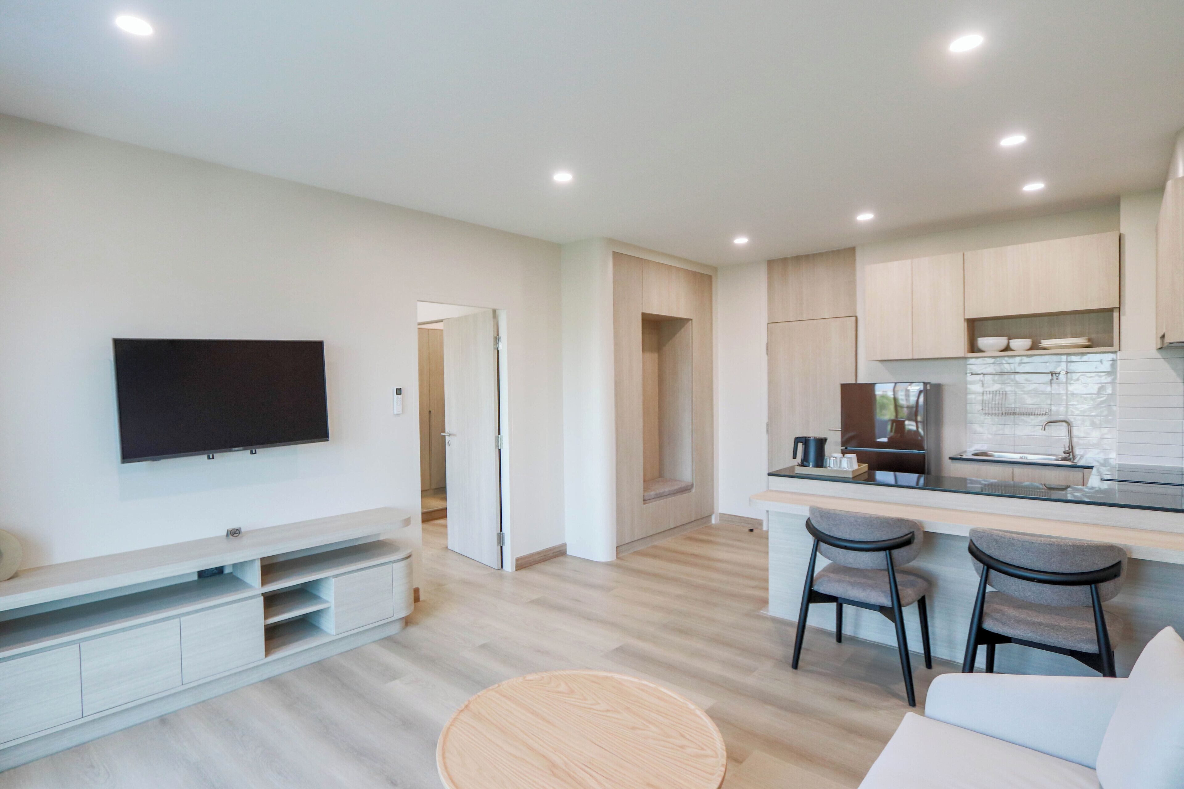 Studio-suite | Skrivebord, arbejdsområde til bærbare computere, mørklægningsgardiner