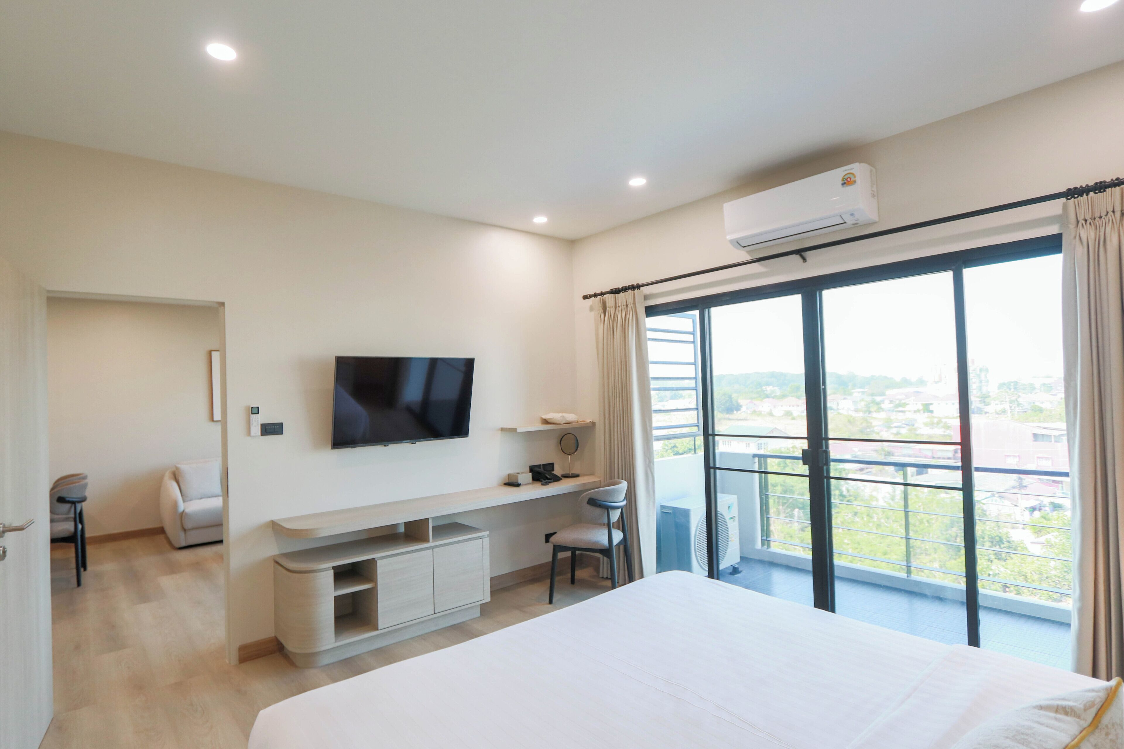 Studio Suite | Desk, laptop workspace, blackout curtains, free WiFi