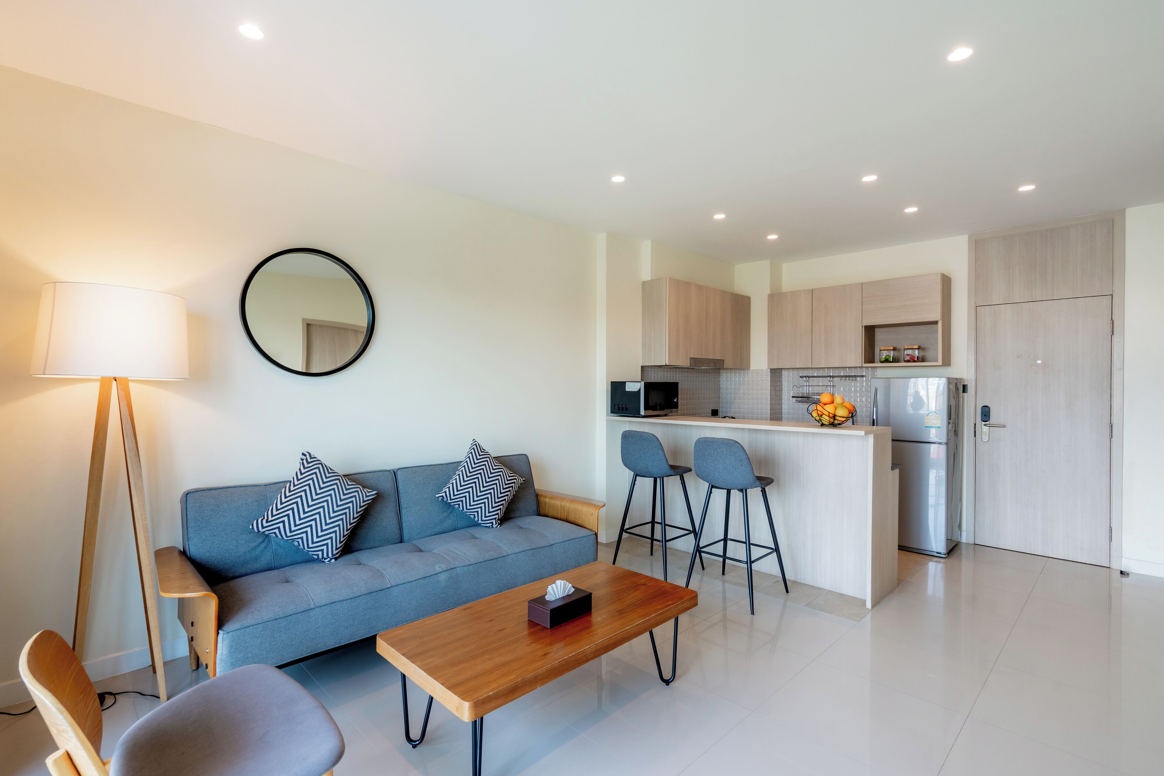 Standardstudio-suite | Skrivebord, arbejdsområde til bærbare computere, mørklægningsgardiner