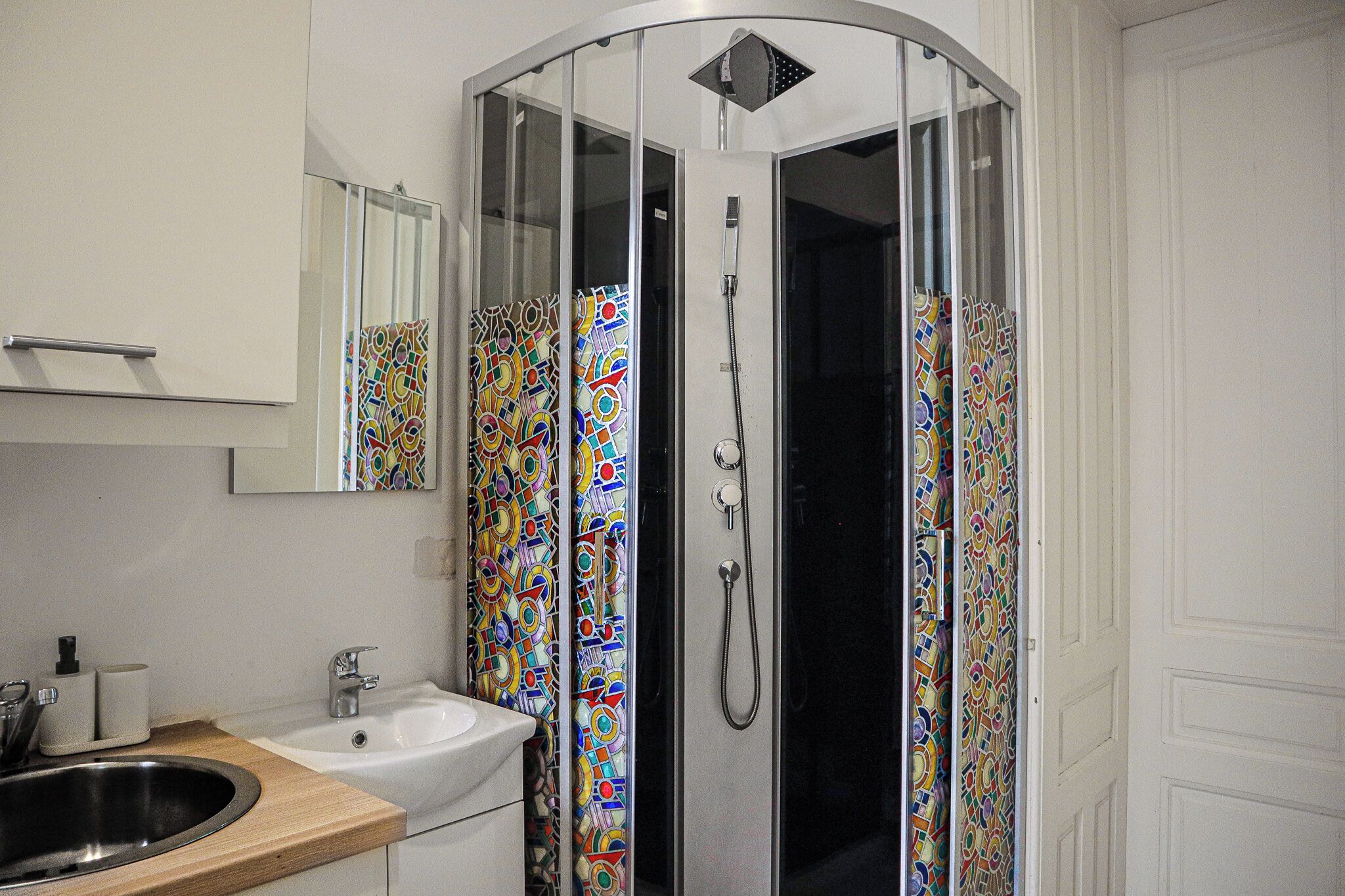 Basic Apartment | Bathroom | Shower, free toiletries, hair dryer, towels