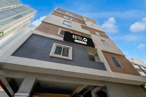 Hotel O Hi-tech City Metro Station