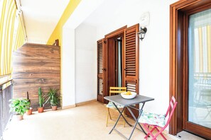 Outdoor dining - Balcony of Sicilia!! (Siracusa)