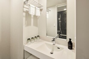 Amenidades de baño gratuitas, secadora de cabello, pantuflas, toallas 
