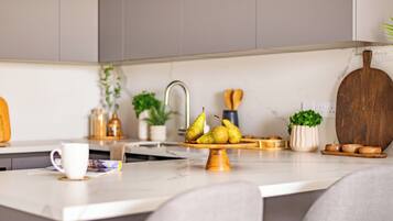 ثلاجة، موقد طهي مسطح، غسالة أطباق، مستلزمات طهي/أطباق/أوعية