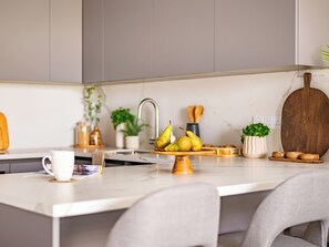 Frigorífico, placa de cocina, lavavajillas y utensilios de cocina