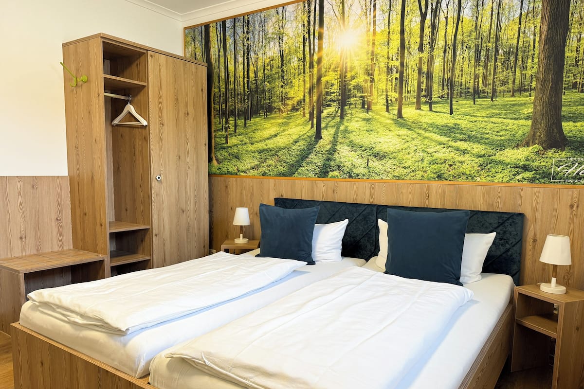 Kahden hengen deluxe-huone (yksi tai kaksi sänkyä) | Työpöytä, kannettavalle tietokoneelle sopiva työtila, ilmainen Wi-Fi