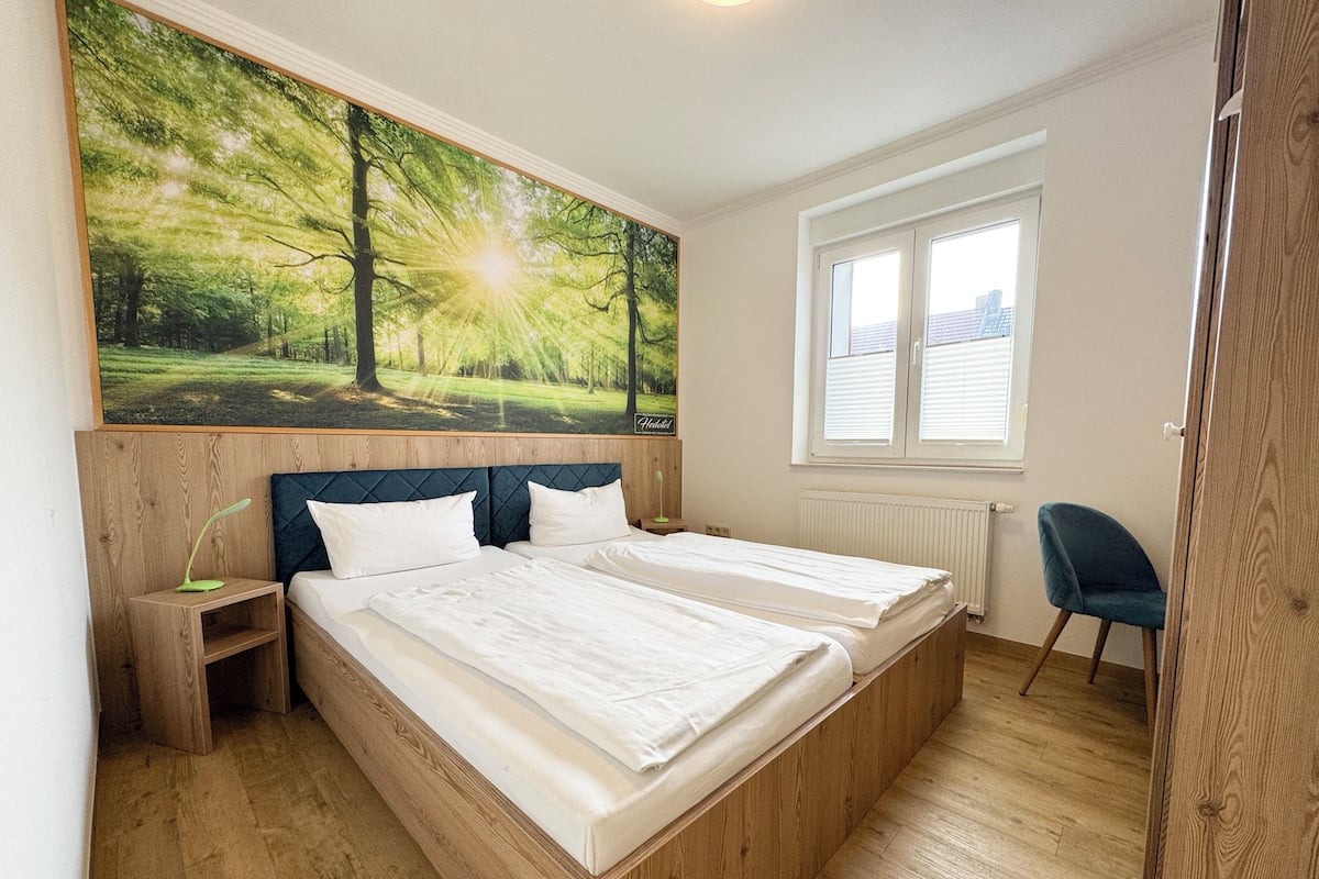 Kahden hengen perushuone (yksi tai kaksi sänkyä) | Työpöytä, kannettavalle tietokoneelle sopiva työtila, ilmainen Wi-Fi