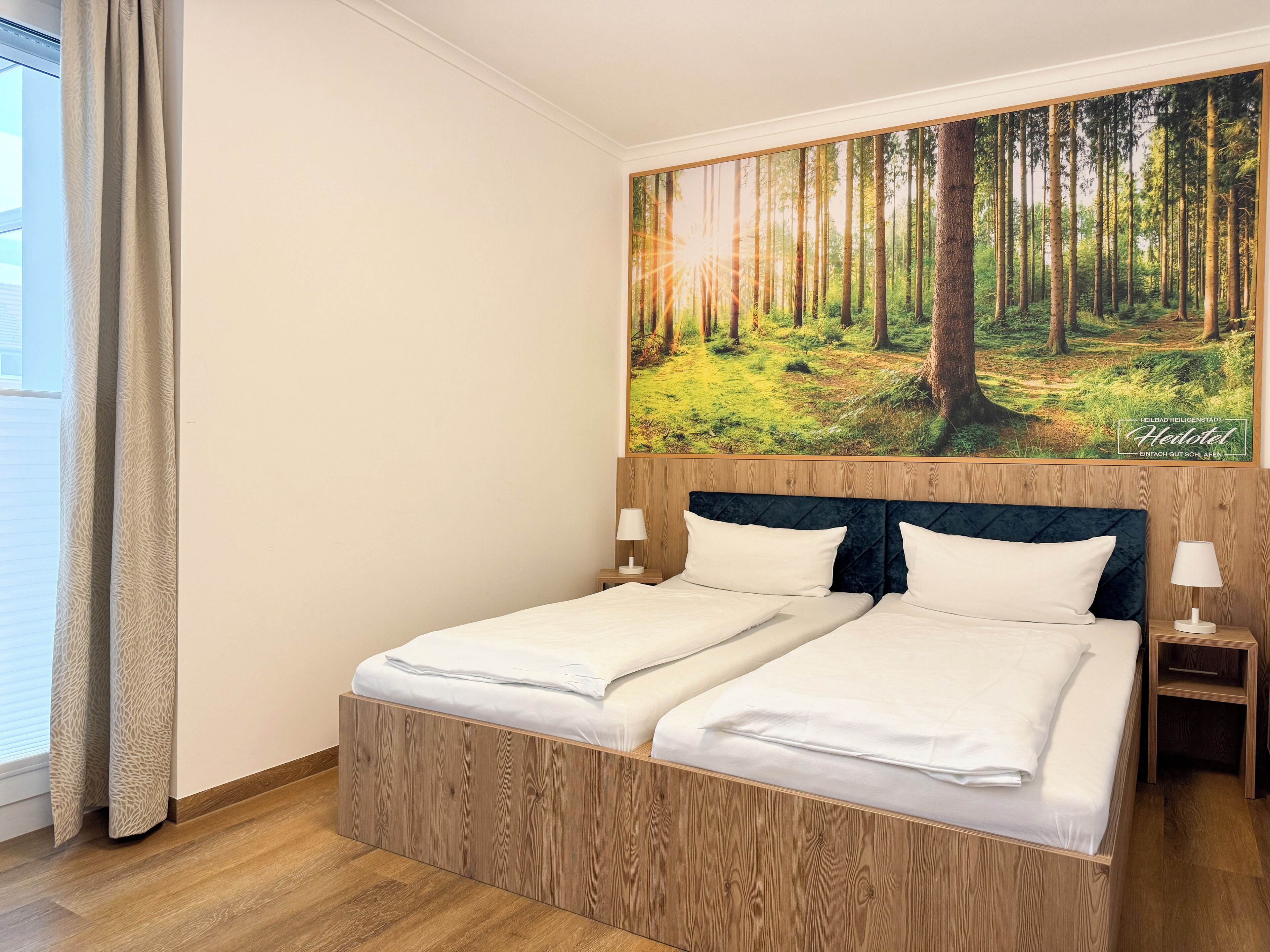 Kahden hengen deluxe-huone (yksi tai kaksi sänkyä) | Työpöytä, kannettavalle tietokoneelle sopiva työtila, ilmainen Wi-Fi