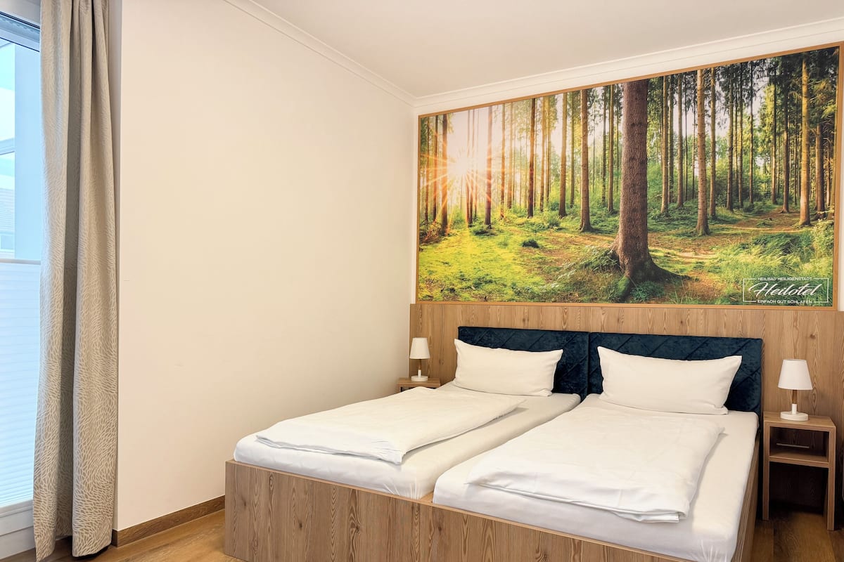 Kahden hengen deluxe-huone (yksi tai kaksi sänkyä) | Työpöytä, kannettavalle tietokoneelle sopiva työtila, ilmainen Wi-Fi