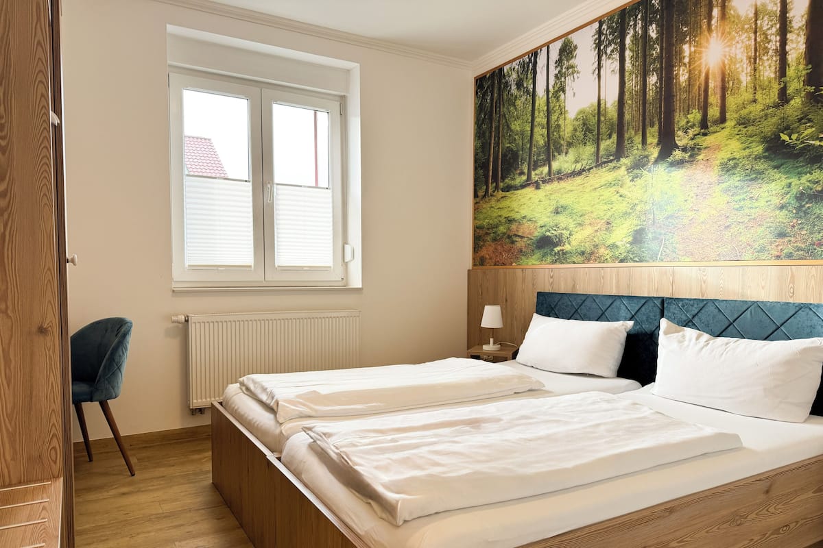 Kahden hengen perushuone (yksi tai kaksi sänkyä) | Työpöytä, kannettavalle tietokoneelle sopiva työtila, ilmainen Wi-Fi