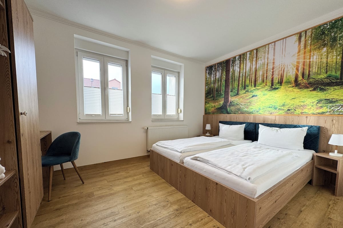 Kahden hengen perushuone (yksi tai kaksi sänkyä) | Työpöytä, kannettavalle tietokoneelle sopiva työtila, ilmainen Wi-Fi