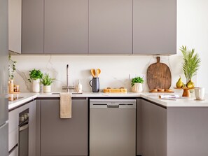 Kühlschrank, Herdplatte, Geschirrspüler, Kochgeschirr/Geschirr/Besteck
